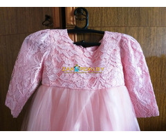 Кружевное нарядное платье персикового цвета (на 19-24мес) с бантом сзади, новое - 2